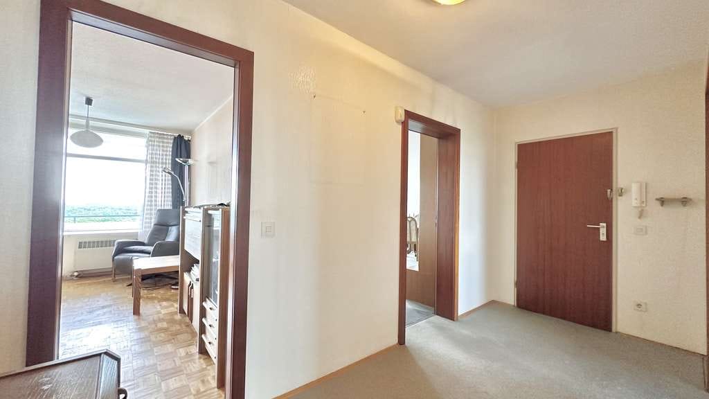 Immobilie in Bergisch Gladbach - Für Familien und Paare! XL- Etagenwohnung mit Traumausblick, 5 Z. auf 129 m2, solide Substanz & TG.  - Bild 2