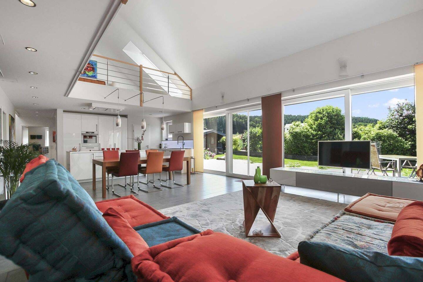 Immobilie in Zusmarshausen - Modernes Designhaus der Extraklasse - bezugsfertig, ruhig gelegen und hervorragend angebunden - Bild 2
