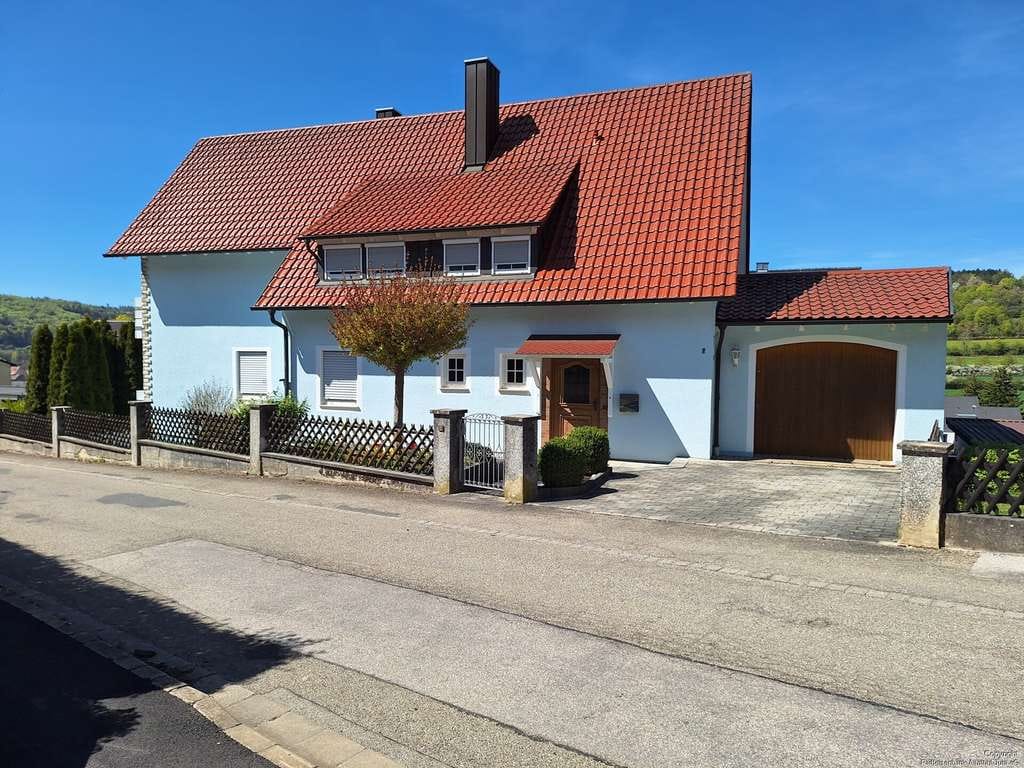 Immobilie in Greding - Großzügiges Wohnhaus mit flexiblen Nutzungsmöglichkeiten – Wohnen nach Ihren Vorstellungen - Bild 2