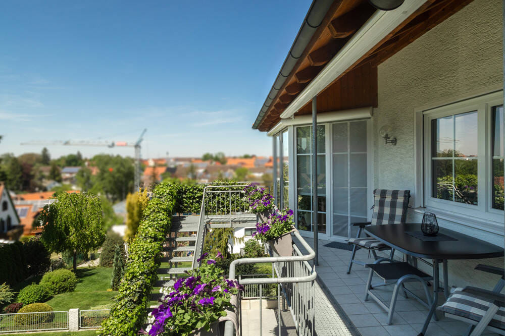 Immobilie in Kötz - Zuhause für Generationen: Wohnensemble mit PV-Anlage, ELW & großem Grund in Kötz. - Bild 3