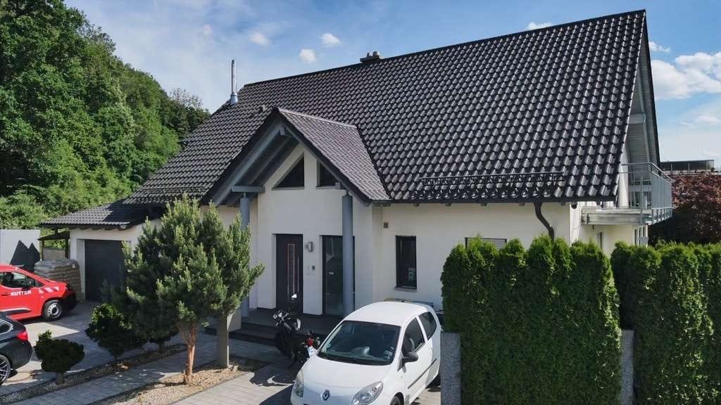 Immobilie in Illertissen - Ein Zuhause für Generationen: Modernes Zweifamilienhaus mit Einliegerwohnung in begehrter Lage Ille - Bild 2