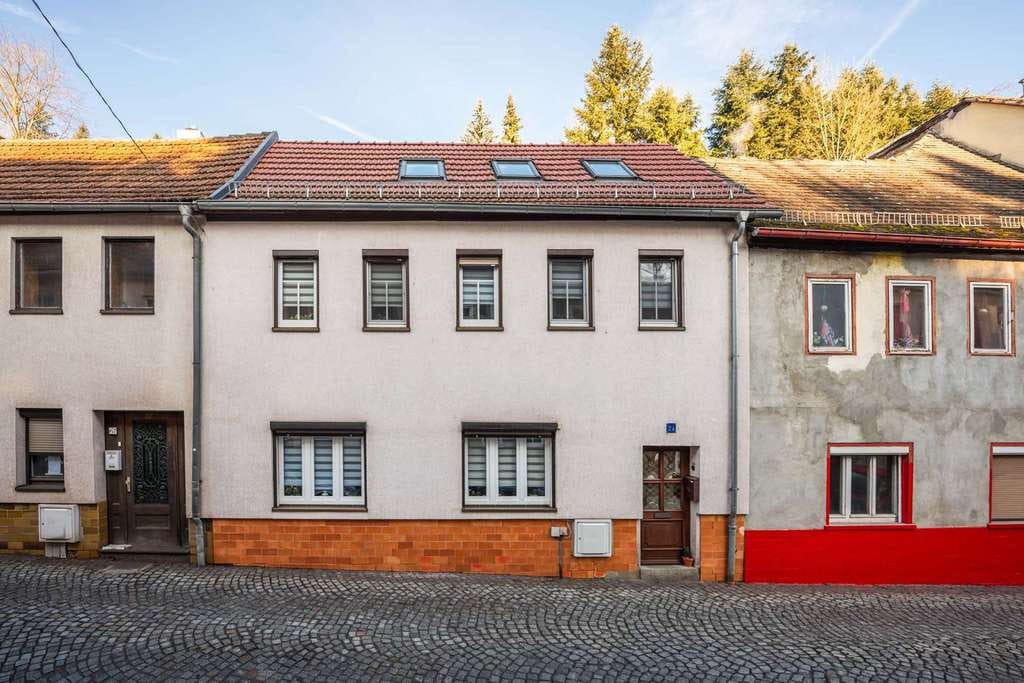 Immobilie in Stadtroda - Charmantes Reihenmittelhaus mit Weitblick und Garage in Stadtroda - Bild 2