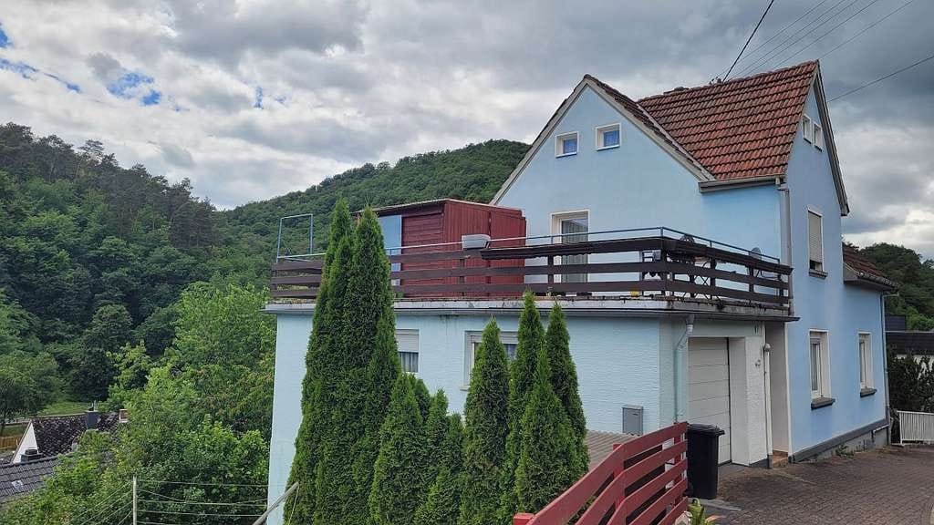 Immobilie in Fischbach - Freistehendes Ein- bis Zweifamilienhaus mit Garage - Bild 1