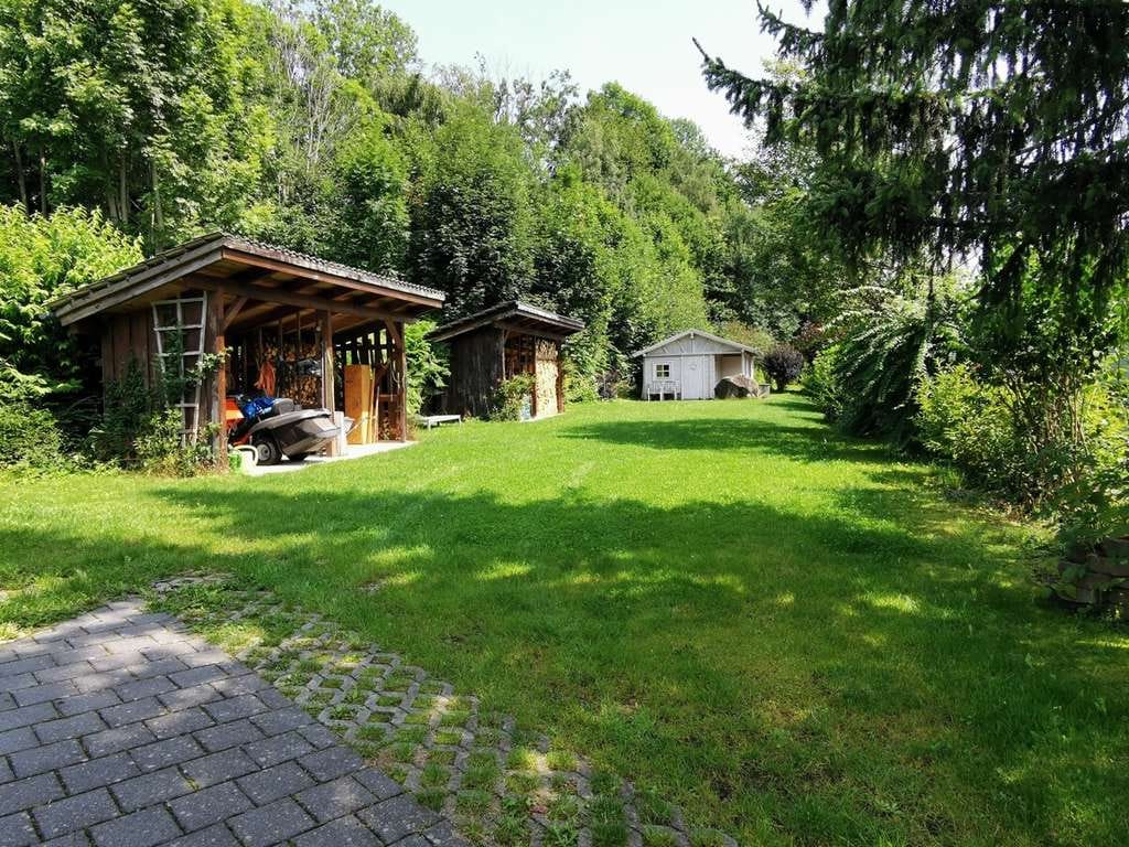 Immobilie in Bodenmais - Gepflegtes Einfamilienhaus in traumhafter Aussichtslage in Bodenmais m. herrlich angelegtem Garten! - Bild 2