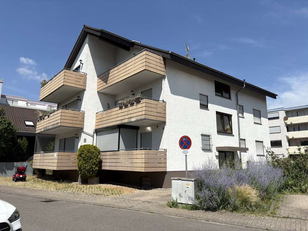 Immobilie in Schriesheim - SEHR SCHÖNE UND GROßZÜGIGE 2-ZIMMER-DACHGESCHOßWOHNUNG MIT  2 BALKONEN UND 1 CARPORT IN SCHRIESHEIM - Bild 0