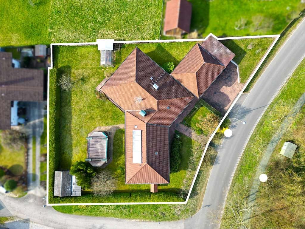 Immobilie in Röthenbach an der Pegnitz - Stilvolles Anwesen in Feldrandlage am Moritzberg mit Pool, Sauna & großzügigen Parkmöglichkeiten - Bild 2