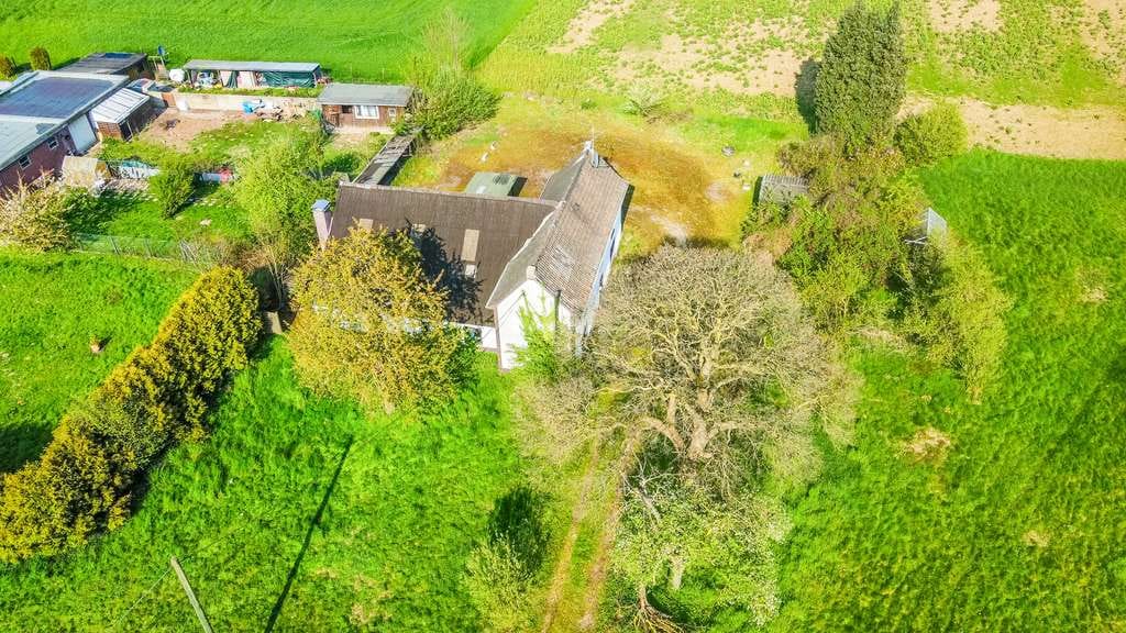 Immobilie in Neukirchen-Vluyn - Freistehendes, sanierungsbedürftiges EFH mit großzügiger Anbau-Option auf über 4.000 m2 Grundstück - Bild 0