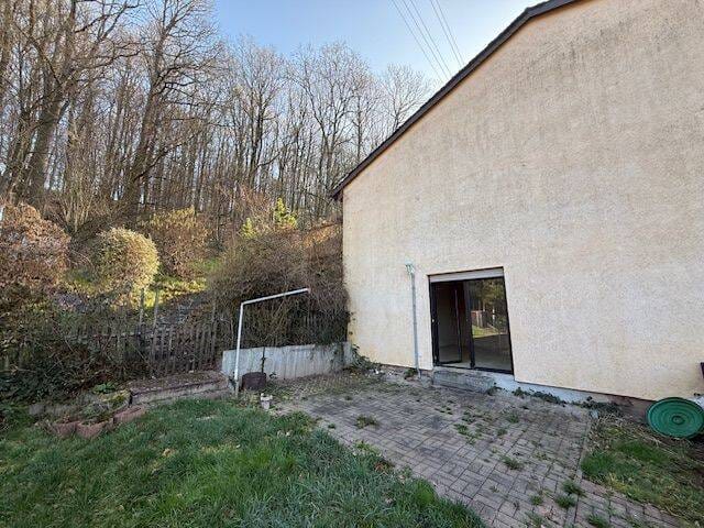 Immobilie in Eppelborn - Zweifamilienhaus mit zwei Balkonen und  zwei Terrasse in Waldrandlage - Bild 2