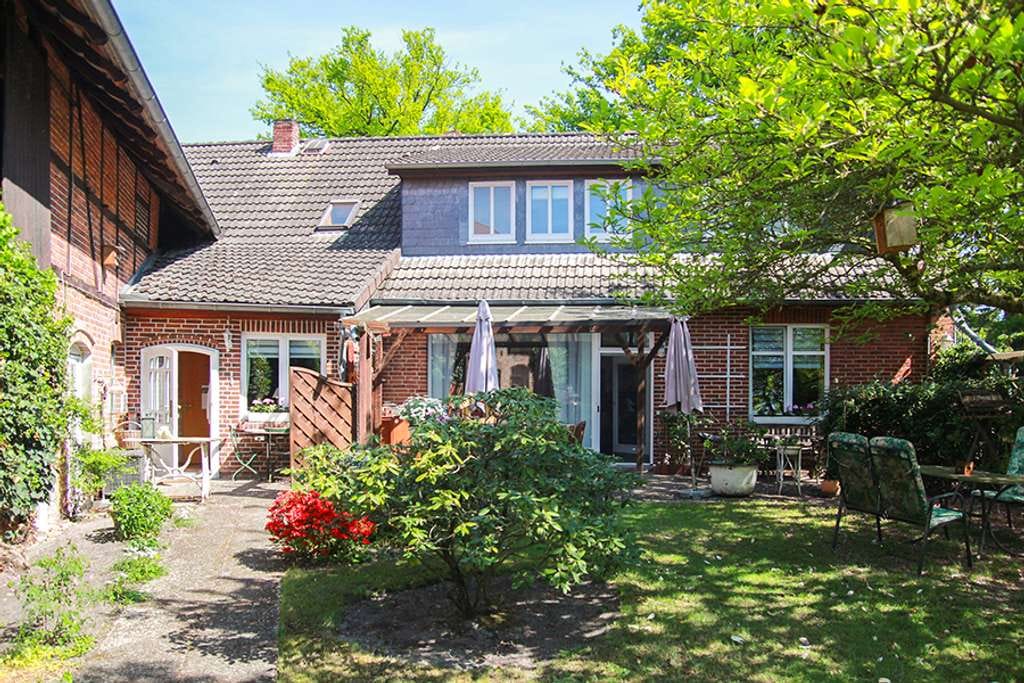 Immobilie in Wienhausen - Celle- Wienhausen: Dreiparteien-Fachwerkhaus mit Stallungen und Garten! - Bild 0