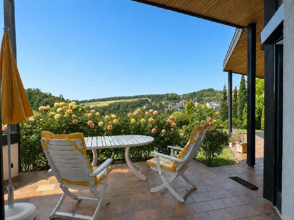 Immobilie in Waldems - Traumblick inklusive: Besondere Architektenvilla - Bild 2