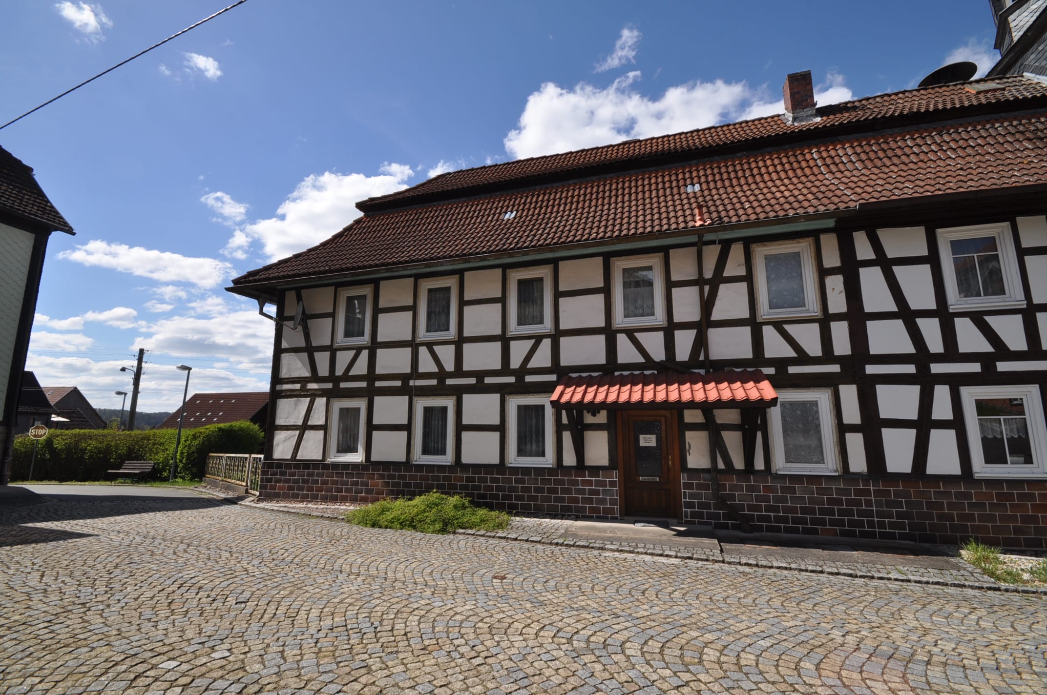 Immobilie in Ehrenberg - Doppelhaushälfte im Ortskern und separatem Freizeitgrundstück  - Bild 0