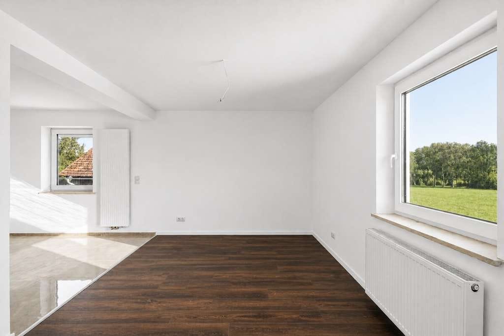 Immobilie in Aholfing - Moderne 3-Zi-ETW inkl. Garage & Außenstellplatz 
Erstbezug nach Sanierung - Bild 1