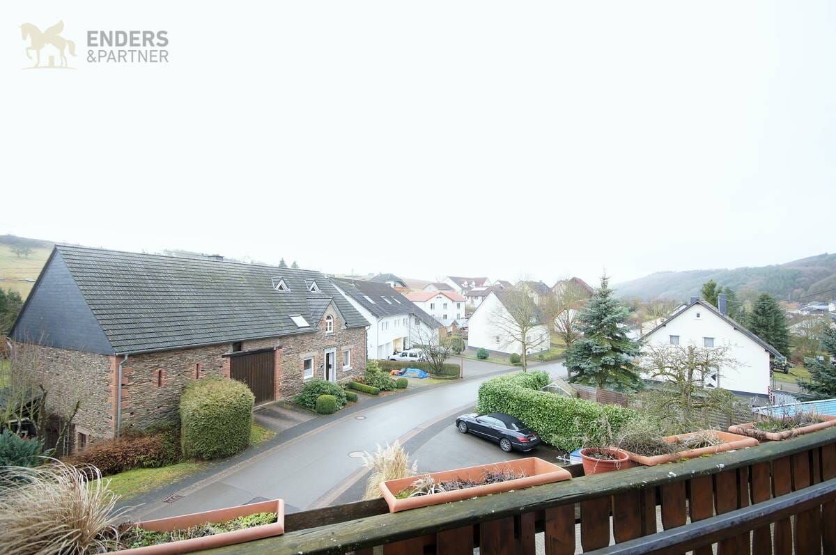 Immobilie in Flußbach - Gepflegtes 3-Familienhaus mit Garagen, Garten und hervorragenden Mieteinnahmen - Bild 3