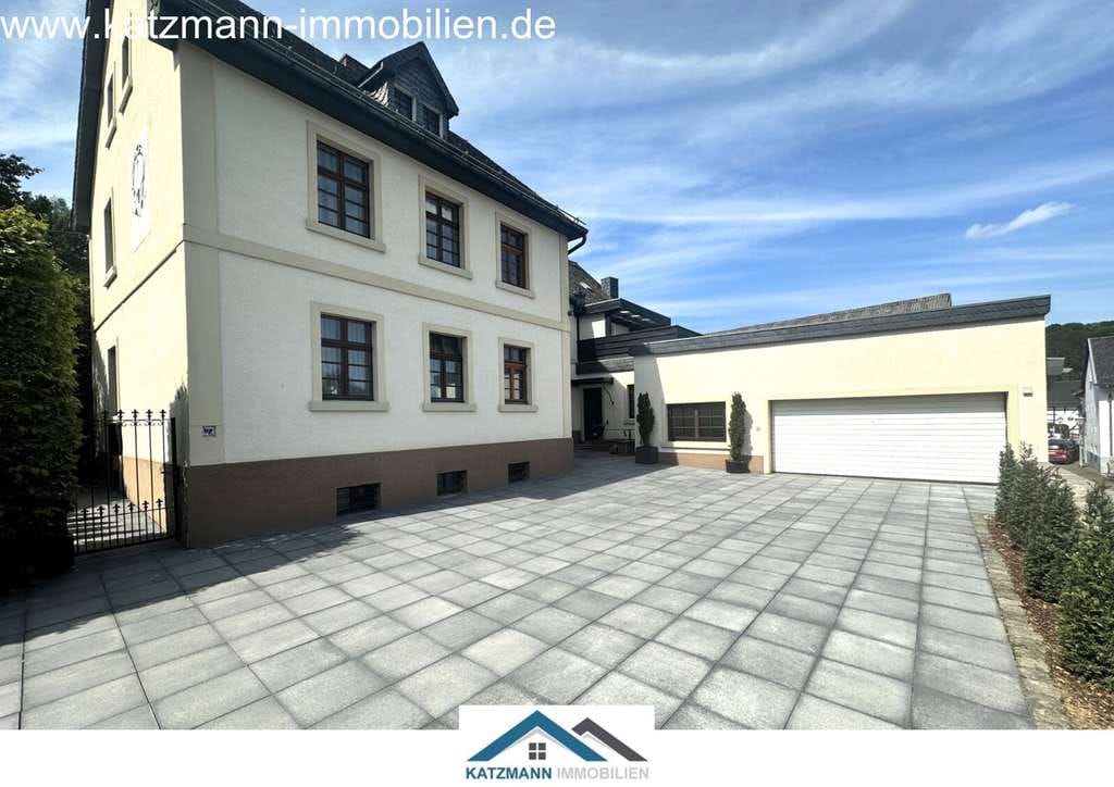 Immobilie in Nettersheim - Doppelte Chance: Zwei Gebäude mit Wohnhaus, Ferienwohnung, Arztpraxis und Doppelgarage - Bild 1