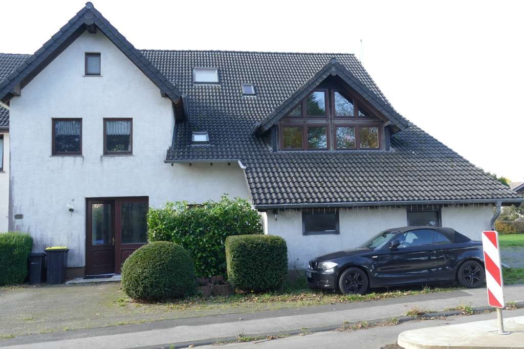 Immobilie in Hellenthal - Modernisierungsbedürftige Erdgeschosswohnung mit Garten und Garage - ideal als Ferienwohnung - Bild 1