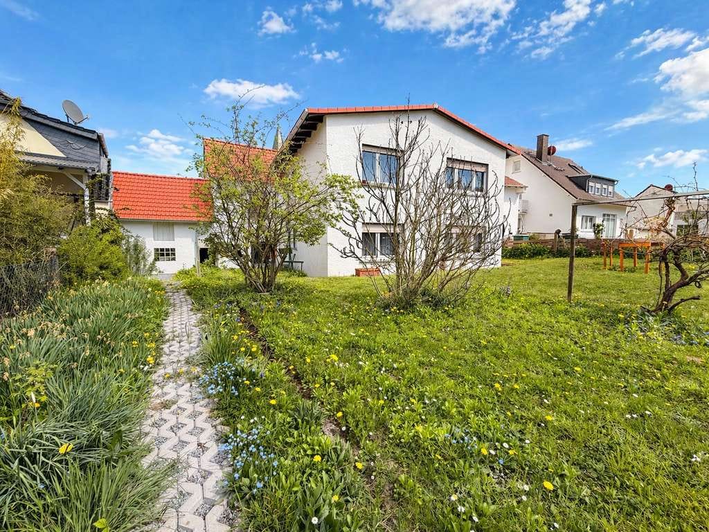 Immobilie in Wöllstadt - Zweifamilienhaus mit Potenzial, neuem Dach und großem Garten - Bild 0