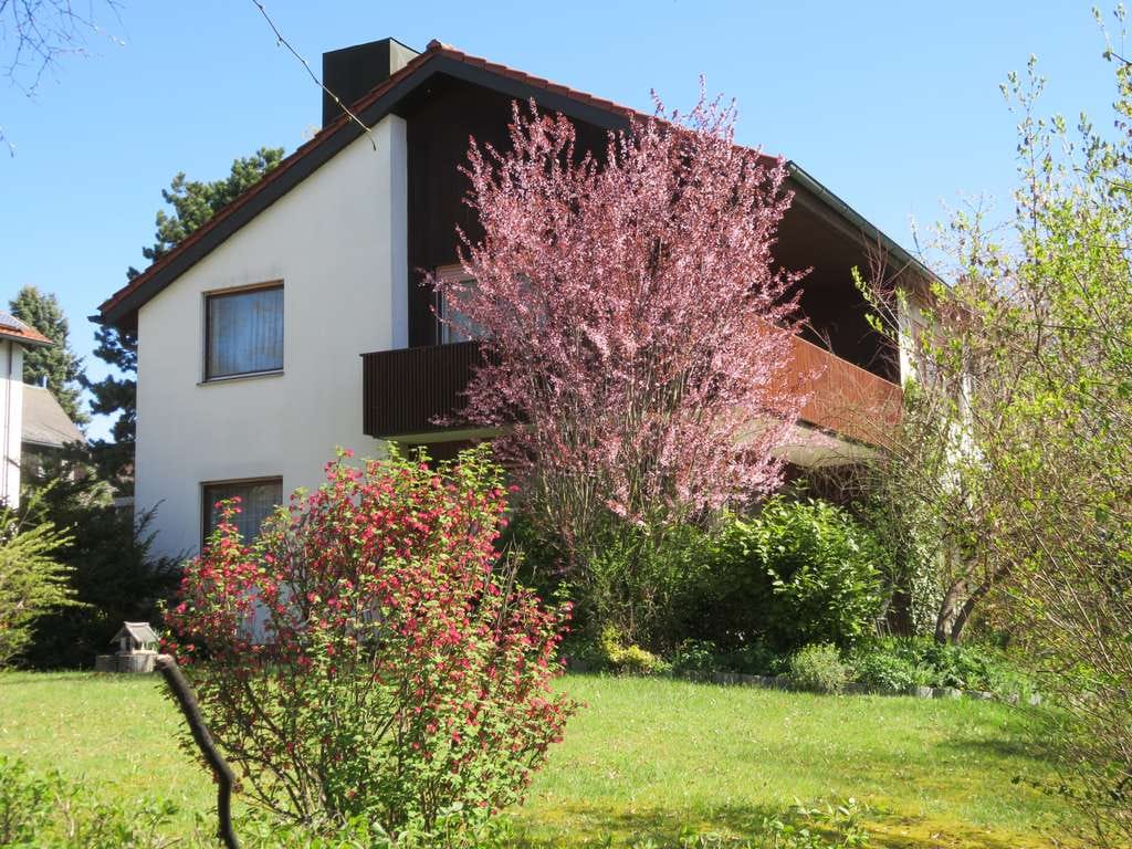 Immobilie in Tirschenreuth - Helles Einfamilienhaus mit Garten und Garage in Top-Wohnlage - Bild 1
