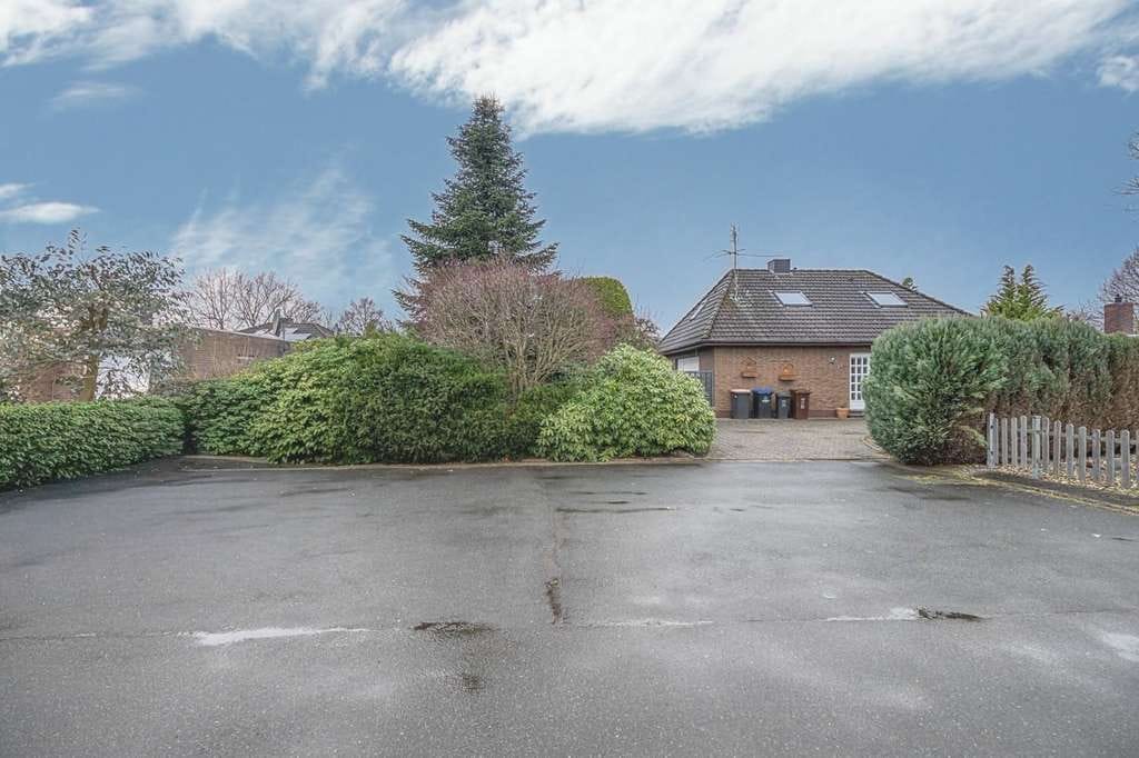 Immobilie in Zetel - Schöner Walmdachbungalow in ruhiger Siedlung - Bild 1