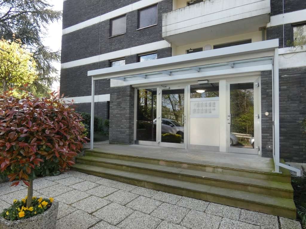 Immobilie in Heiligenhaus - 3- Zimmerwohnung mit schönem Ausblick, mit Sonnenloggia und 2 Stellplätzen - Bild 4