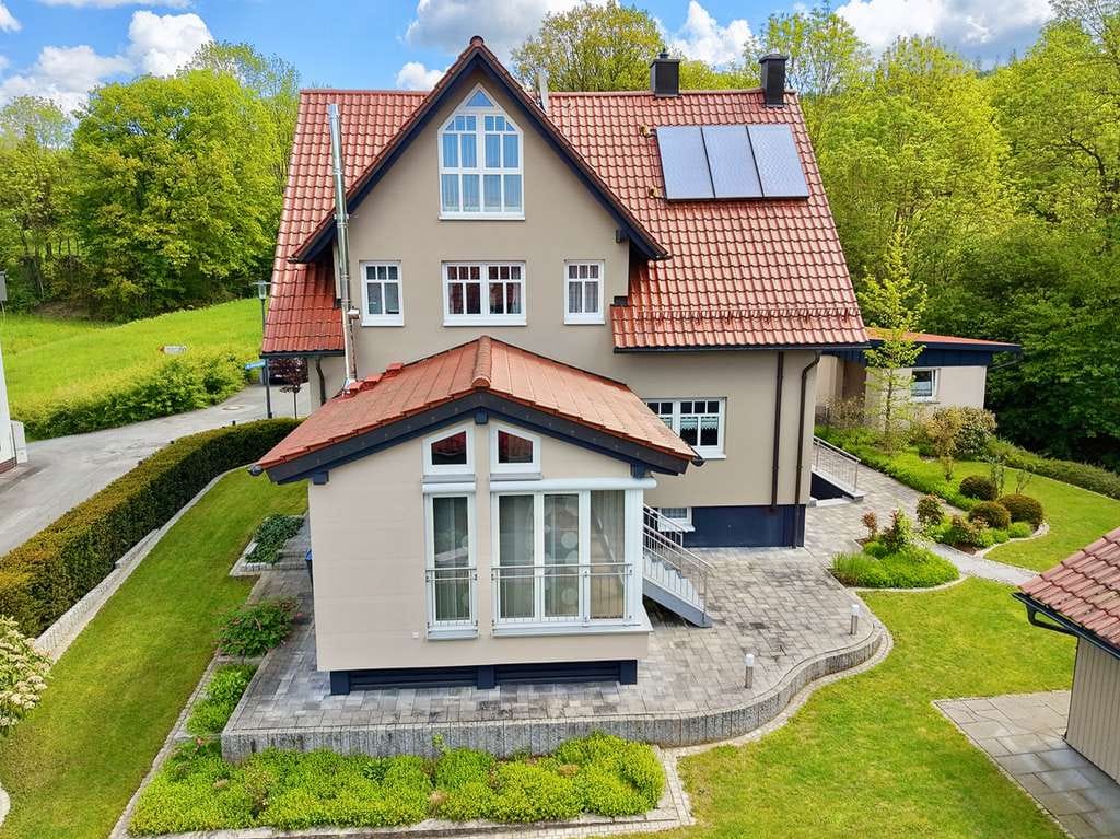 Immobilie in Marktrodach - Großzügiges Wohnhaus mit traumhaft schönem Garten und Nebengebäuden in Marktrodach OT - Bild 0