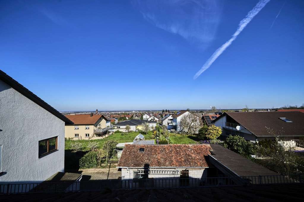 Immobilie in Malsch - 2-Fam.-Haus in schöner Halbhöhenlage mit Blick in die Rheinebene bis zu den Vogesen - Bild 4