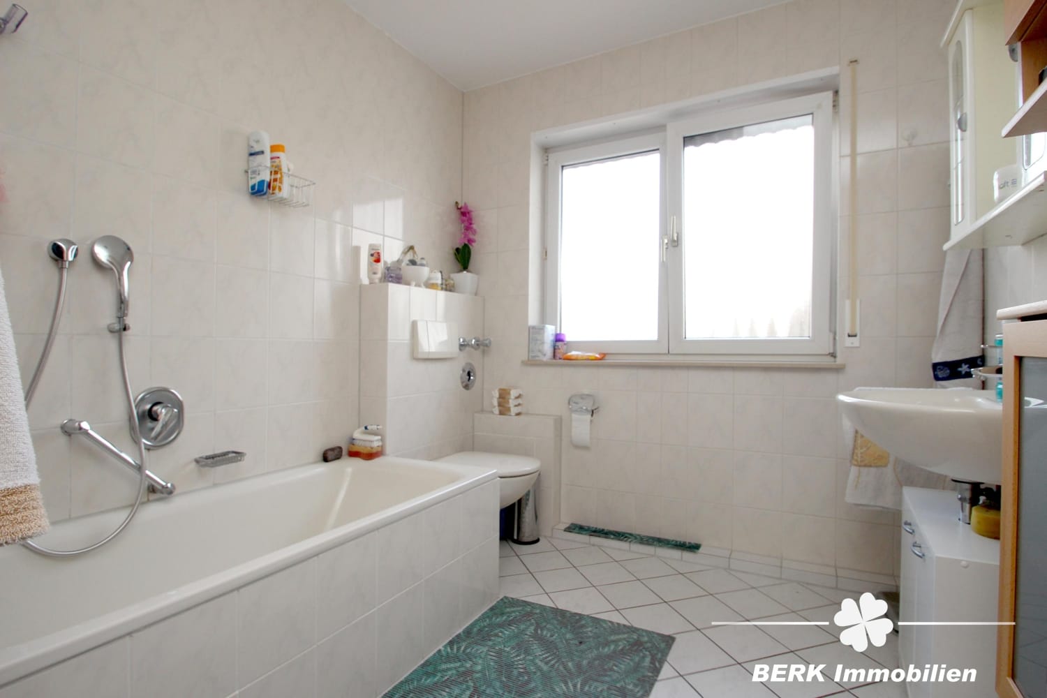 Immobilie in Stockstadt am Main - BERK Immobilien - Gepflegte 2-Zimmer-ETW in toller Lage mit EBK, großem Balkon & PKW-Stellplatz - Bild 2