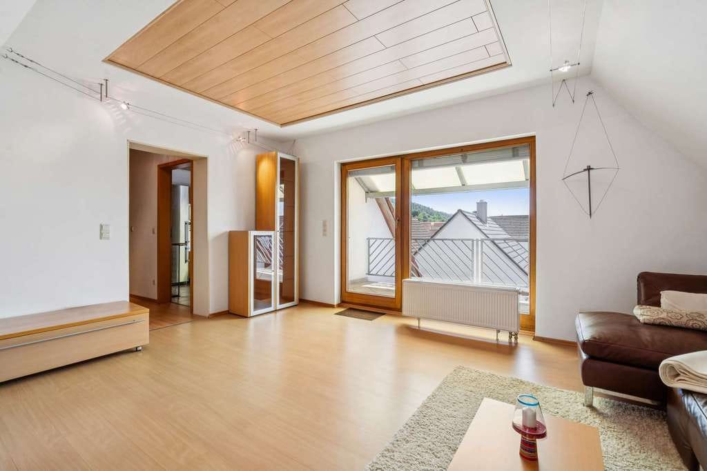 Immobilie in Laudenbach - Charmante Dachgeschosswohnung mit überdachtem Südbalkon und traumhafter Aussicht in Laudenbach - Bild 3