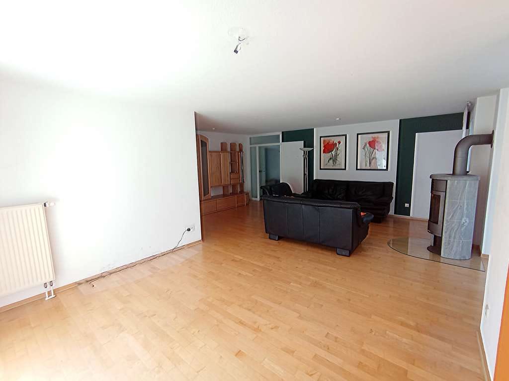 Immobilie in Grafenau - Helle und moderne 5,5 Zimmer Wohnung mit 2 Balkonen und Kaminofen für Ihren Wohntraum! - Bild 3