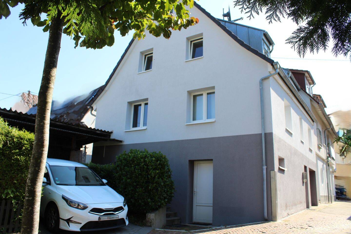 Immobilie in Eningen unter Achalm - Eningen u. A., Schöne Doppelhaushälfte im Herzen der Stadt, Garten mit Abstellplatz und Garage - Bild 0