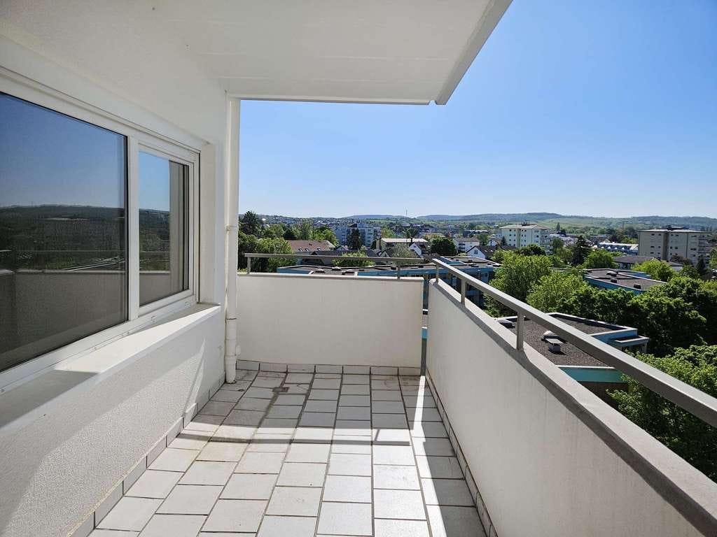 Immobilie in Wiesloch - Sanierungsbedürftige 3 Zimmer Eigentumswohnung mit Fernblick und Balkon - Bild 2