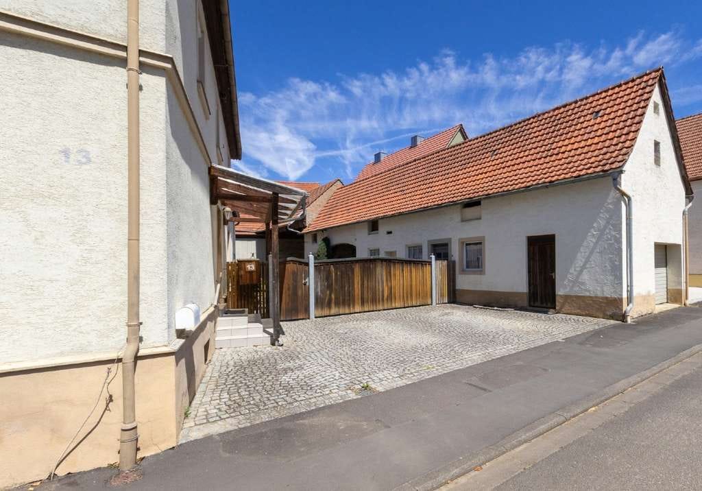 Immobilie in Kolitzheim - Vermietetes, historisches Anwesen mit Scheune, Nebengebäuden und großem Entwicklungspotenzial - Bild 2