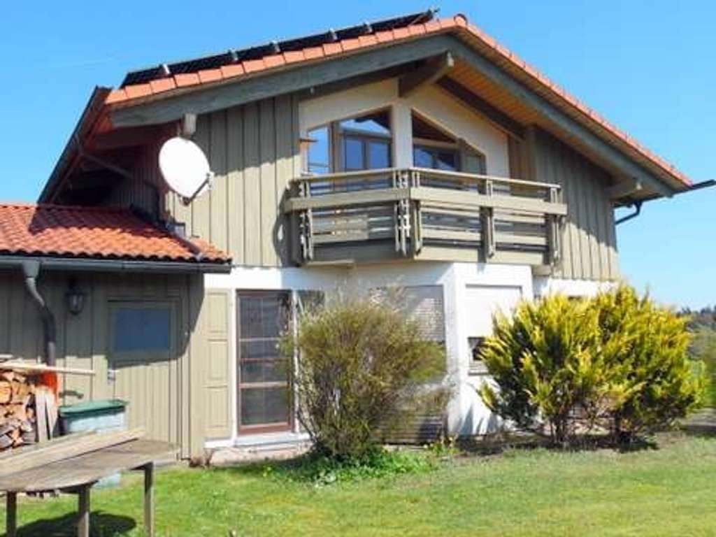 Immobilie in Waakirchen - Freistehendes Einfamilienhaus  mit guter Aussicht - Bild 0