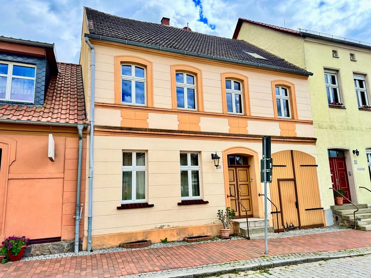 Immobilie in Penkun - HORN IMMOBILIEN ++ Wohnhaus mit zwei Wohneinheiten und Gartengrundstück am See in Penkun - Bild 1