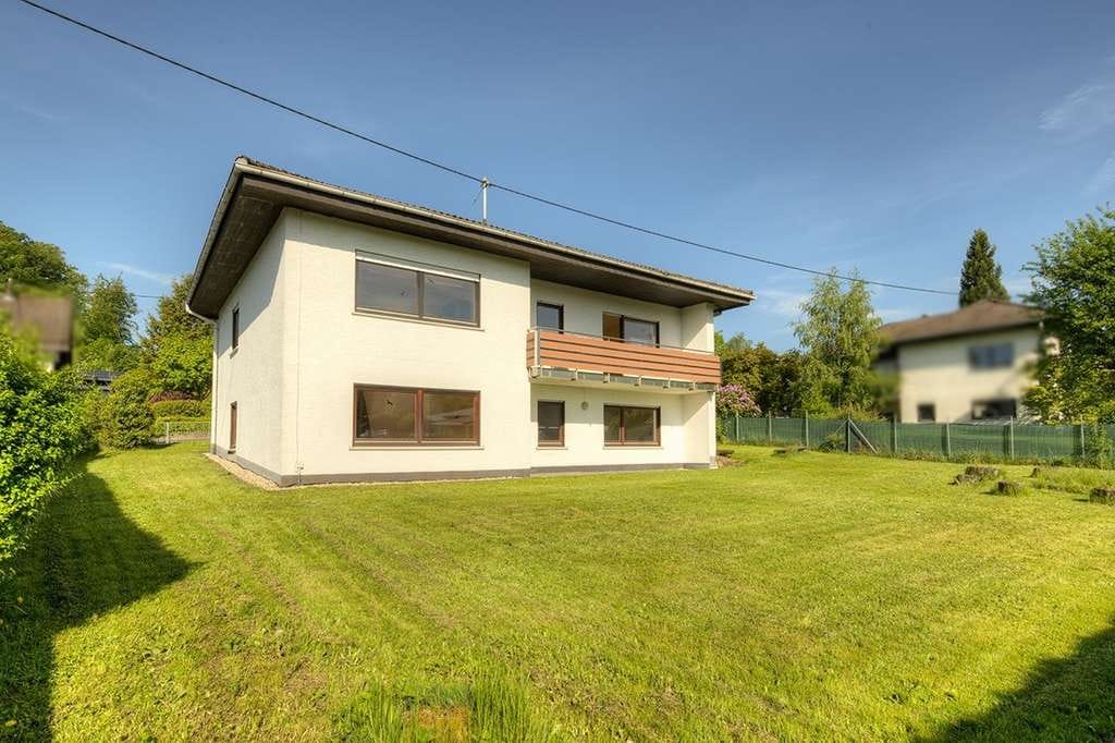 Immobilie in Rennerod - Wohnen mit Freiraum und Perspektive - charmantes Zweifamilienhaus mit Garten und Blick über Rennerod - Bild 1