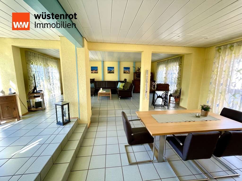 Immobilie in Ötigheim - *EINFAMILIENHAUS MIT BESONDERER ARCHITEKTUR: Tolle Aufteilung mit Garten, 2 Balkone, Garage, u.v.m.* - Bild 3