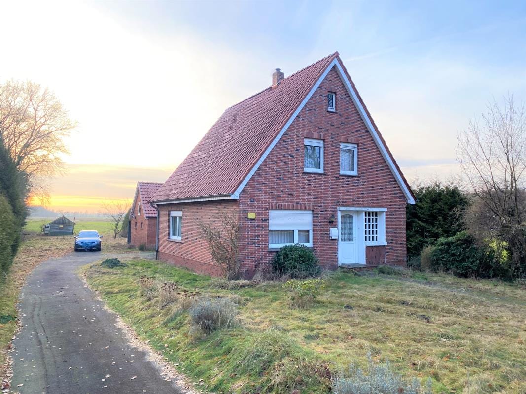 Immobilie in Papenburg - Einfamilienhaus mit großem Grundstück
in Kanallage von Papenburg-Obenende - Bild 0