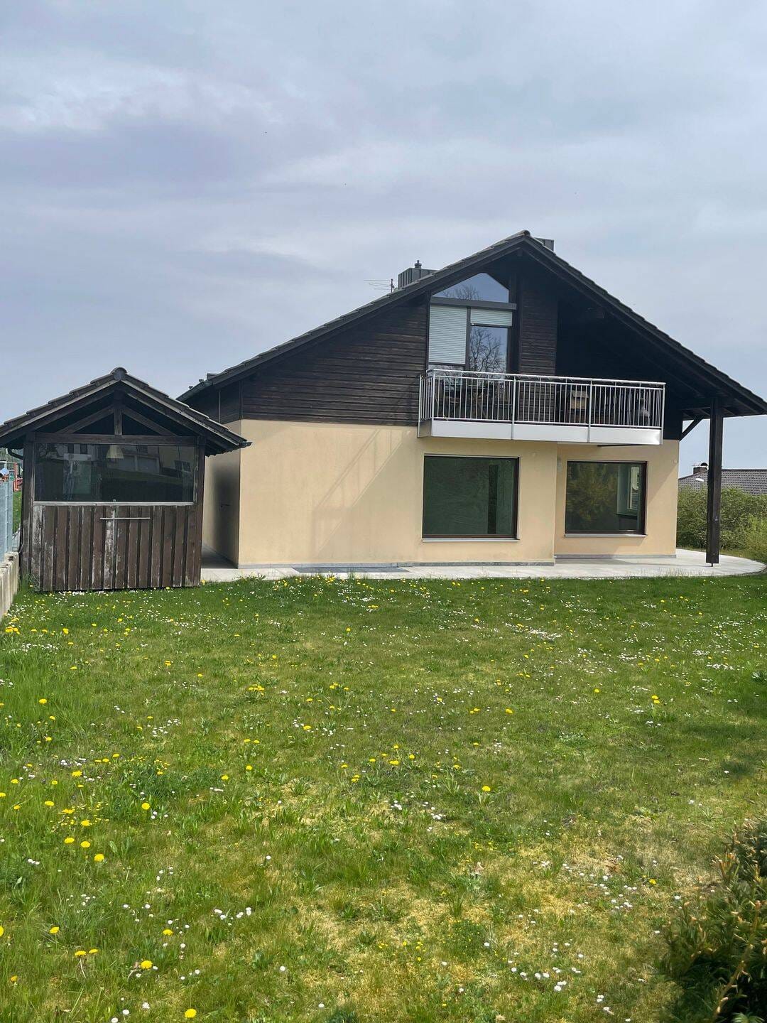 Immobilie in Ihrlerstein - Freistehendes Zweifamilienwohnhaus mit pflegeleichtem Garten und Doppelgarage in exponierter Lage und Blick nach Kelheim - Bild 2