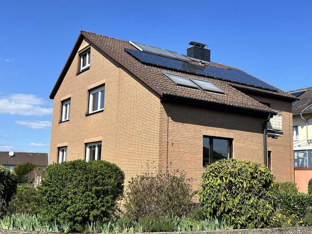 Immobilie in Niddatal - 2-Familienhaus mit 2 Garagen und Außenpool in ruhiger Lage! - Bild 1