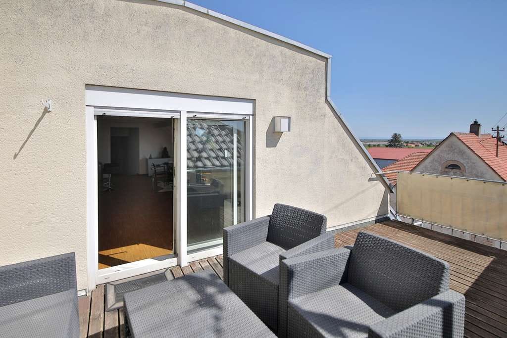 Immobilie in Maikammer - Über den Dächern Maikammers! Helle DG-Wohnung, möbliert, inkl. Stellplatz und toller Dachterrasse! - Bild 1