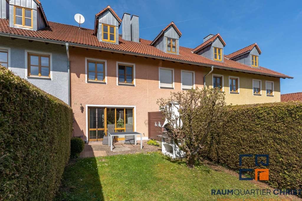 Immobilie in Krummennaab - Klassisch geschnittenes Reihenmittelhaus mit ausgebautem Dachgeschoss - Bild 1