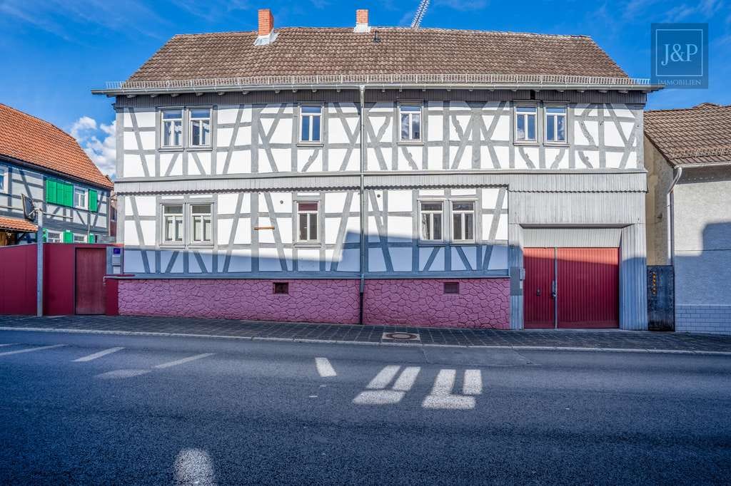 Immobilie in Bruchköbel - Zentral & vielseitig: Großes Fachwerkhaus mit Einliegerwohnung und Nebengebäuden! - Bild 0