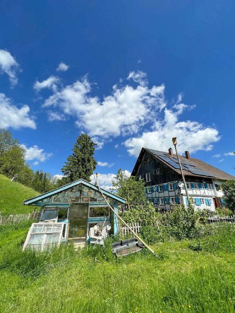 Immobilie in Argenbühl - Wunderschöne Bauernhaushälfte mit über 8.000 qm Grundstück - Bild 1