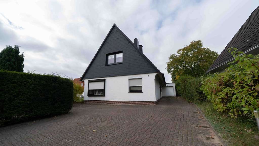 Immobilie in Uetersen - Einfamilienhaus mit Einliegerwohnung. Viel Charme und Potenzial in beliebter Lage von Uetersen - Bild 0