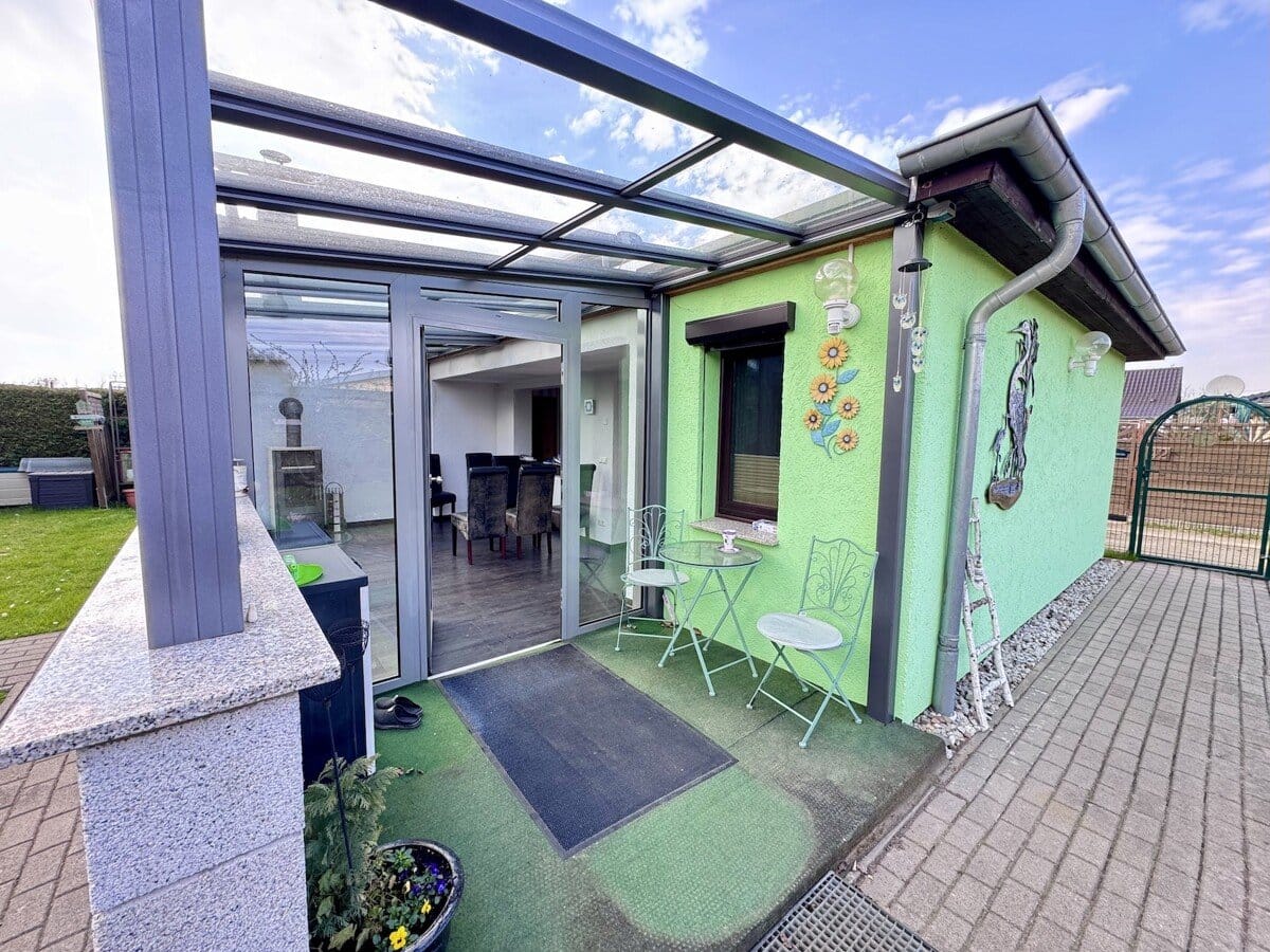 Immobilie in Krugsdorf - HORN IMMOBILIEN ++ Einfamilienhaus mit Wintergarten, Kamin und Gästehaus in Krugsdorf bei Pasewalk - Bild 1