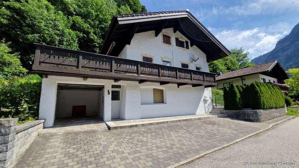 Immobilie in Schneizlreuth - Einfamilienhaus mit Altbaucharme, XXL-Dachterrasse und traumhafter Bergrundumsicht! - Bild 1