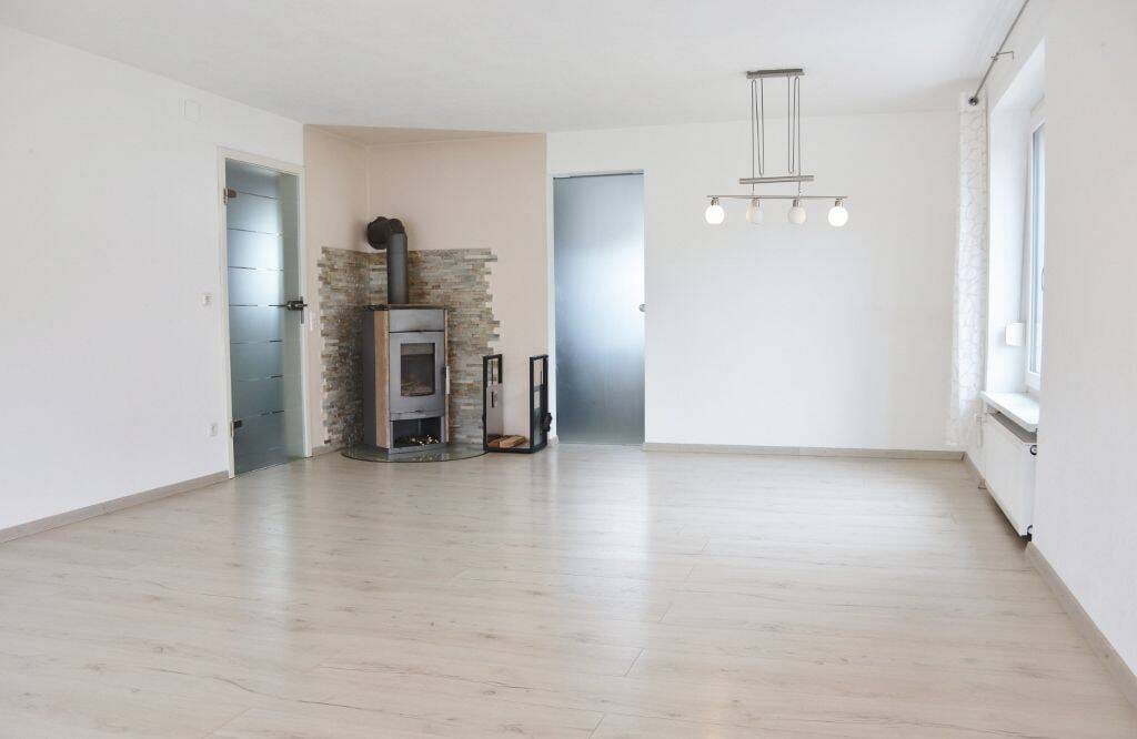 Immobilie in Germaringen - Schöne, leerstehende 2 - Zimmer - Wohnung mit großer Süd - Dachloggia, Garage u. Stellplatz u. Küche - Bild 1