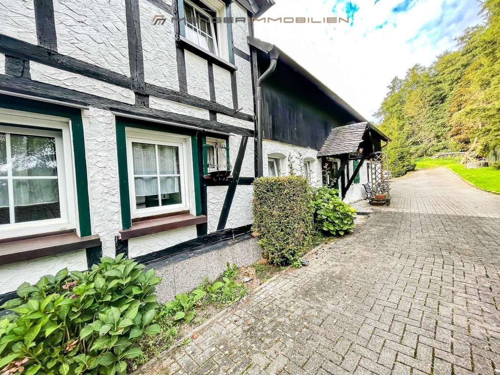 Immobilie in Reichshof - 3 Familienhaus in Reichshof - Historisches Fachwerkjuwel in idyllischer Lage am See - Bild 1