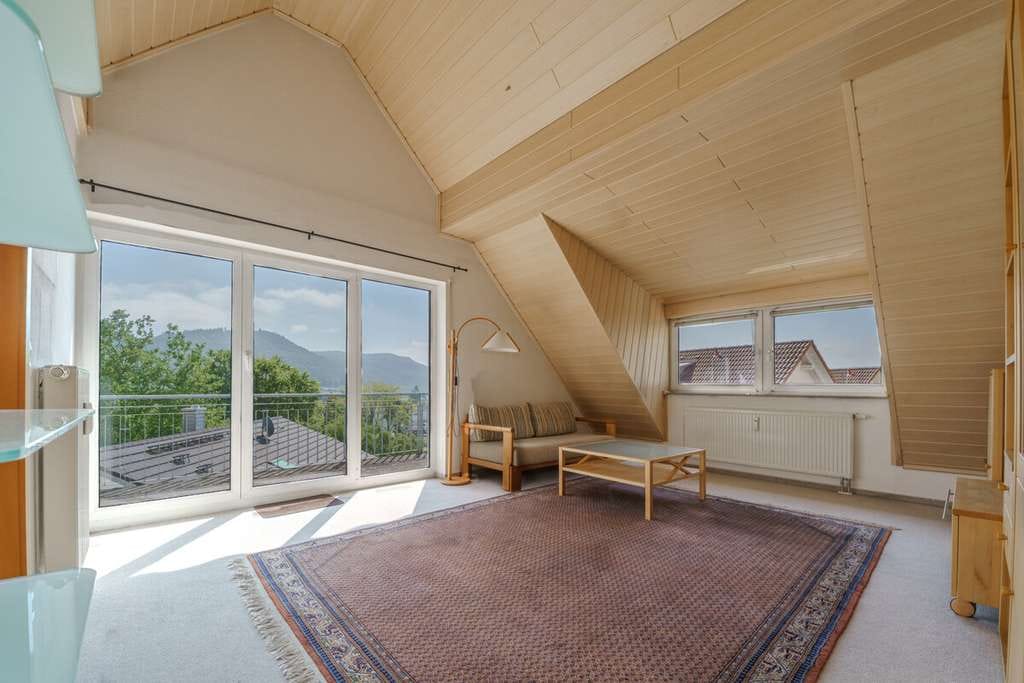 Immobilie in Bodman-Ludwigshafen - Bodenseeblick inklusive – lichtdurchflutete Dachgeschosswohnung mit Balkon - Bild 1