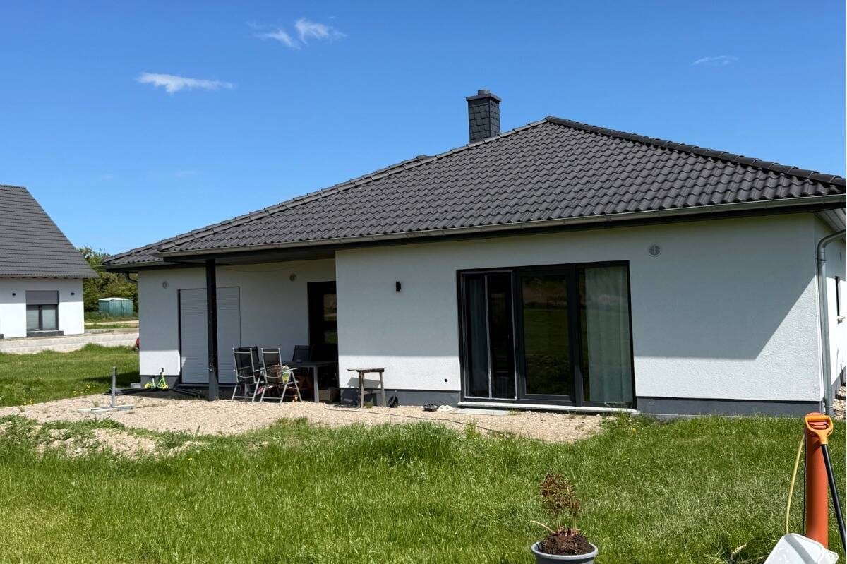 Immobilie in Basedow - Randlage: Neuwertiger Bungalow - Energie A+ - 5 Zimmer - 2 Badezimmer - Einbauküche..... - Bild 1