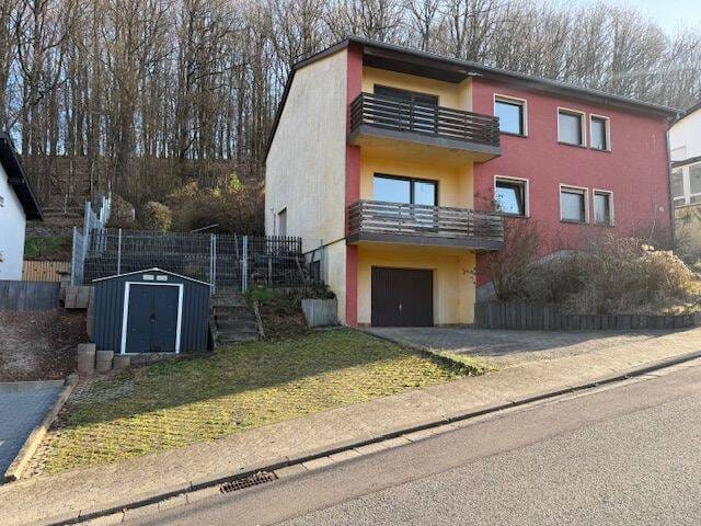 Immobilie in Eppelborn - Zweifamilienhaus mit zwei Balkonen und  zwei Terrasse in Waldrandlage - Bild 0